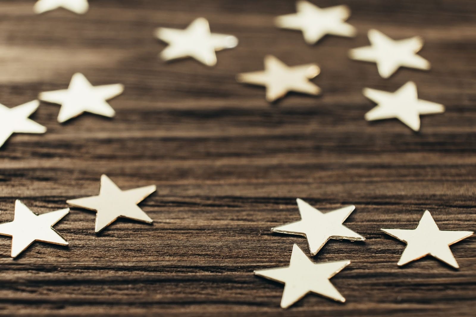 rozrzucone gwiazdki, koncepcja utrudnionego wystawiania opinii