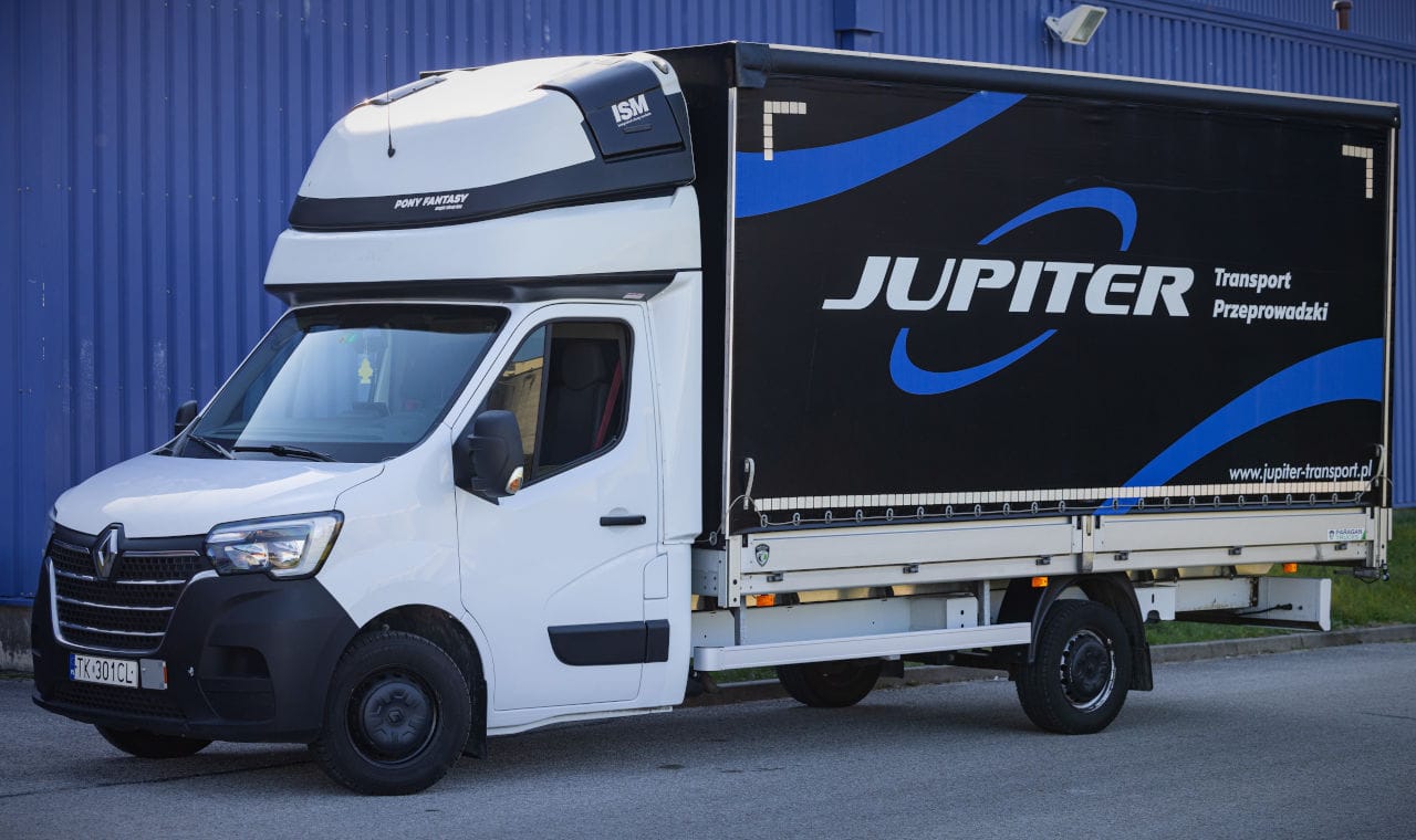 Samochód dostawczy firmy Jupiter Transport wykorzystywany do przewozu towarów