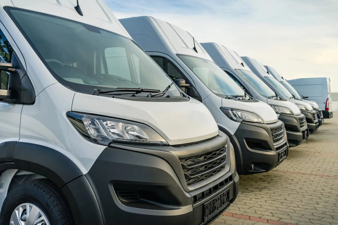 Flota samochodów dostawczych do obsługi transportu towarów dla firm